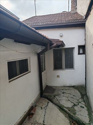Jednosobna kuća sa dvorištem