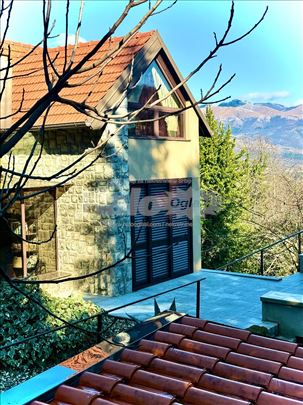 ladanjska kuća na rubu šume u blizini Rijeke