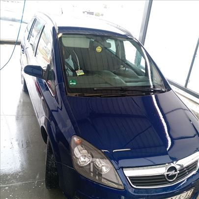 Na prodaju Zafira B 2005 god 1.9cdti cena 2800e