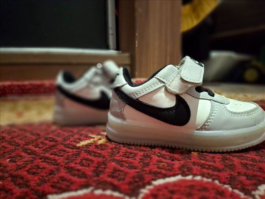 Patike za dečaka broj 21.svetleći đon