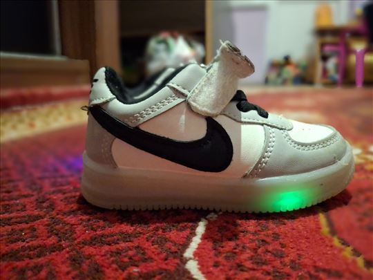 Patike za dečaka broj 21.svetleći đon