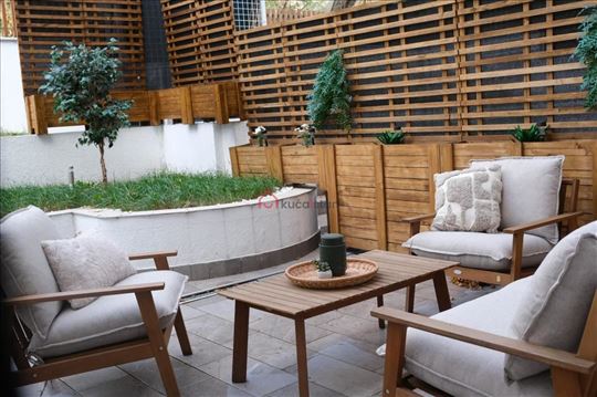 Nov, uknjižen stan sa dvorištem i garažom