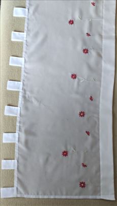 Nova vezena zavesica – Cvetni motiv (150x50)  