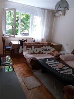 Odlican stan 42m u centru kod pravnog fak.