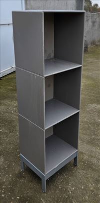 Polica sa tri pregrade