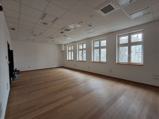 Poslovna zgrada/ deljiv prostor na manje celine