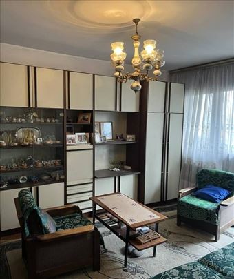 Prodaje se 2.0 stan u Zemunu, treći sprat, 58m2