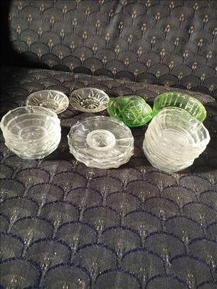 Стаклене посудице и тањирићи