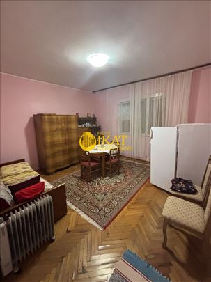 Titel 81m2, kuća sa pomoćnim objektima