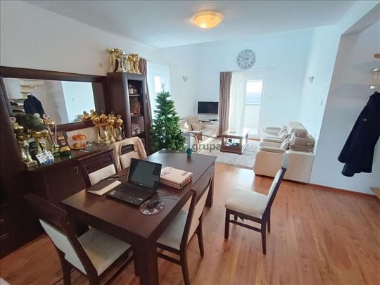 Uknjižen stan sa galerijom, tri terase-panoramski