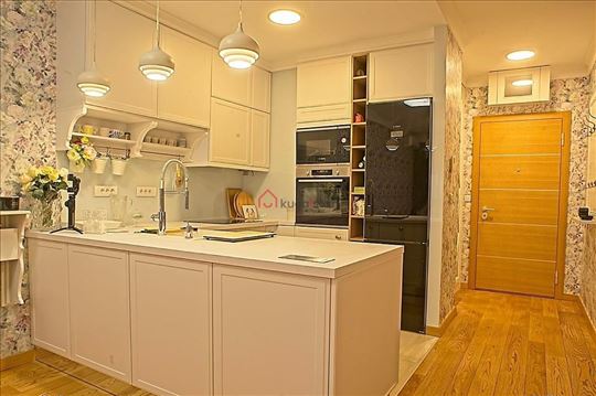 Welport. Stan sa dvorištem i 2 garažna mesta