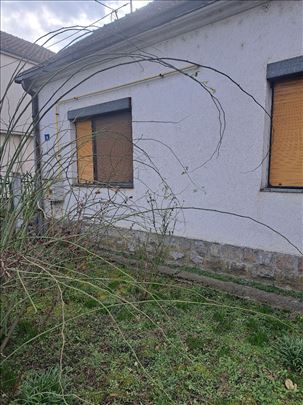 Batajnica,uknjižena kuća 135 m2 sa 10 ari placa