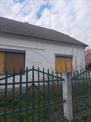 Batajnica,uknjižena kuća 135 m2 sa 10 ari placa