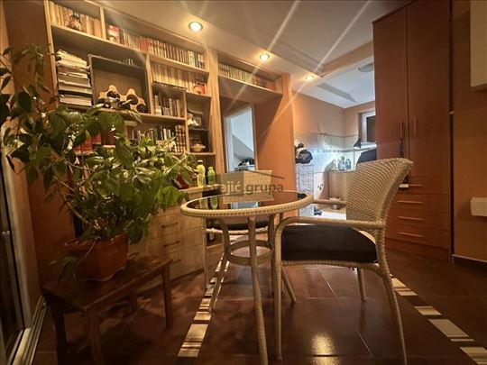 Dvoetažni stan 127m2,  sa garažom - širi centar Pa