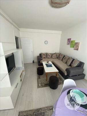 Izdaje se prostran trosoban stan u srcu Petrovarad