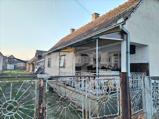 Kuća sa dvorištem, okolina Šapca