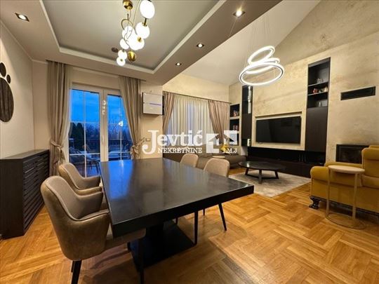 Luksuzna Karington kuća sa dvorištem i garažom