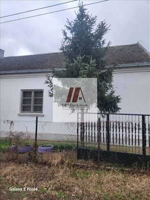 Na prodaju – stan sa dvorištem