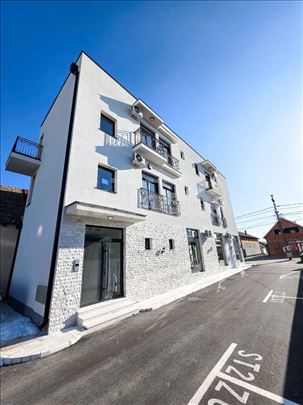 Nov stan , centar Surčina