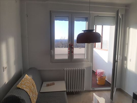 Odmah useljiv namešten  renoviran sa novim stvarim