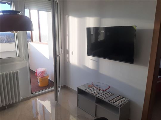 Odmah useljiv namešten renoviran sa novim stvarim