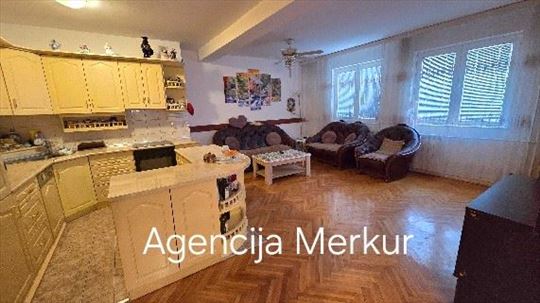 Prelep trosoban stan u centru 91m2