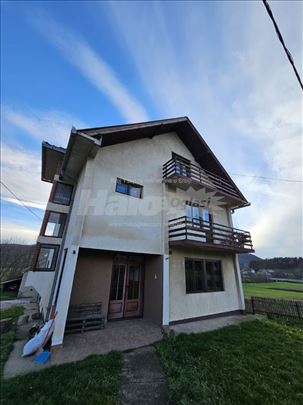 Prostrana Porodična Kuća u Blizini Centra