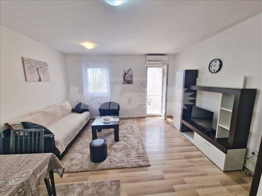  Savršeno organizovan i opremljen stan, parking