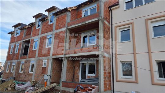 Stan 54m2+dvorište 65m2, 3.0, centar Surčina