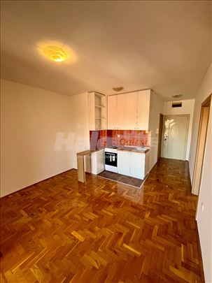 Adamovicevo/Bul.Evrope 40m², privatan parking