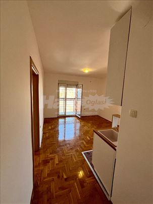 Adamovicevo/Bul.Evrope 40m², parking privatan