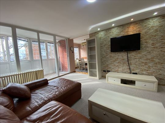 Izdaje se trosoban okrecen stan na Zvezdari