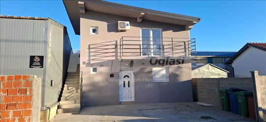 Izdajem 2 stana sa zasebnim ulazima