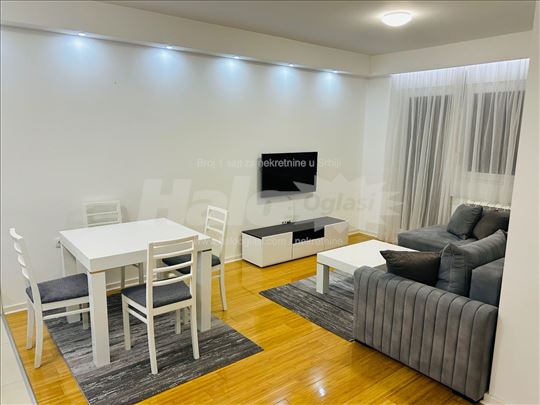 Izdajem jednoiposoban stan 45kvm, parking