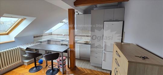 Izdajem stan u centru Novog Sada