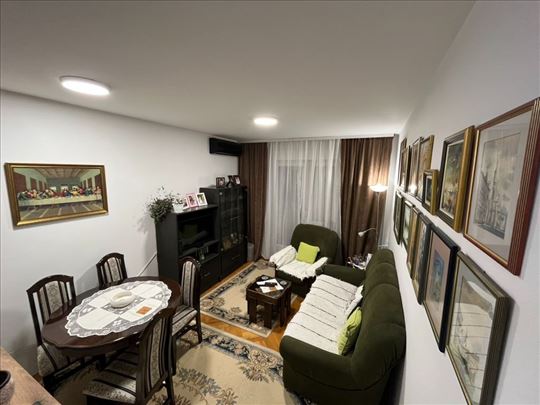 Jednoiposoban stan na Detelinari ! 