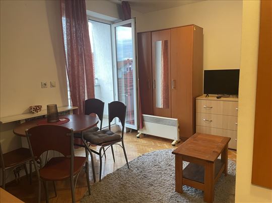 Lep, funkcionalan stan na Zvezdari