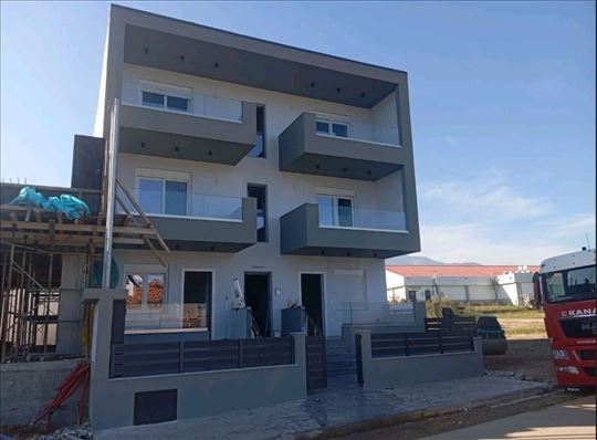 Na prodaju 2 Novogradnja Povišena Prizemna Stana 