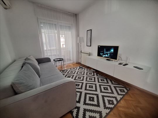 Namešten dvosoban stan sa terasom i parkingom