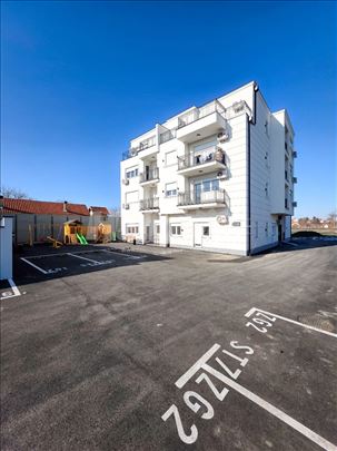 Nov stan , centar Surčina