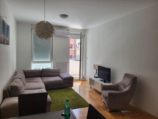 Oglašavamo izdavanje novog kompletno nameštenog dv