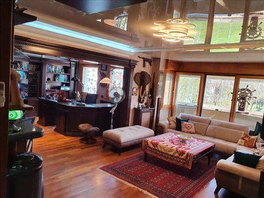 Petosoban stan sa garazom