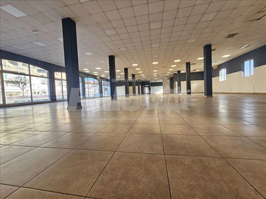 Poslovni prostor(720m²)+parking u centru grada