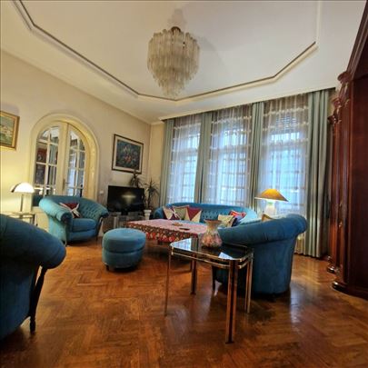 Raskosan salonac kod Saborne crkve