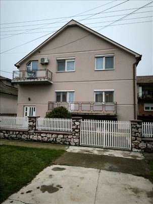 Spratna kuća na odličnoj lokaciji