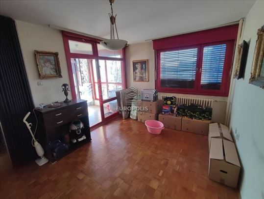 Trosoban, adaptabilan, na odličnoj lokaciji