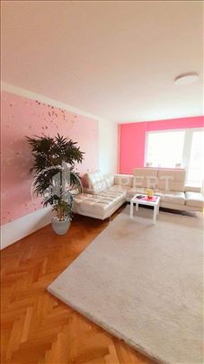 Izdaje se odličan četvorosoban stan kod Pravnog fa