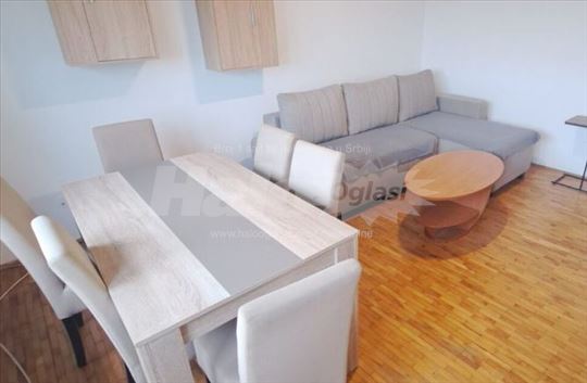 Izdajem stan u Loznici, na šetalištu 