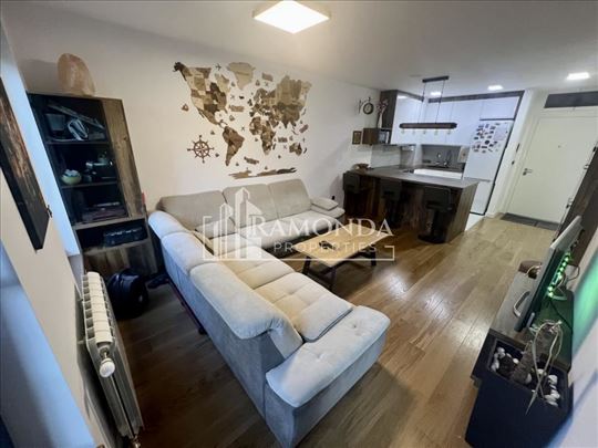 Izdavanje trosobnog stana u Zemunu ID#280