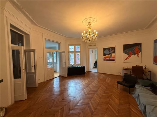 Izuzetna lokacija, divan salonski stan!